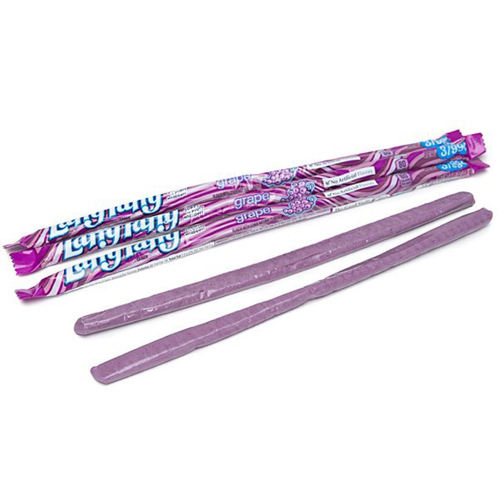 Laffy Taffy Rope Grape byr på en seig og smakfull opplevelse med intens druesmak. Den myke konsistensen og søte smaken gjør den til en perfekt godbit for alle som elsker fruktige godterier!