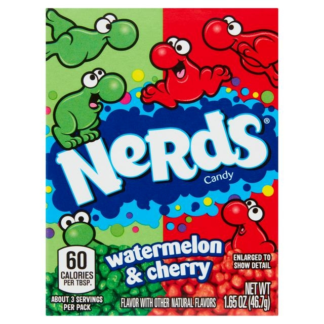 Nerds Watermelon & Cherry 47g gir en sprø og syrlig godteriopplevelse med en spennende blanding av vannmelon og kirsebærsmaker. Perfekt for de som elsker en fruktig og knasende godbit!