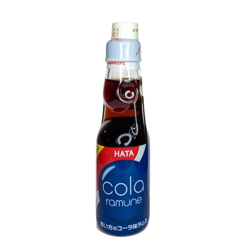 Hata Ramune Cola 200ml gir en spennende twist på klassisk cola med sin sprudlende ramune-stil og ikoniske flaskedesign.