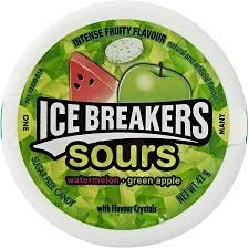 Ice Breakers Sours Watermelon & Green Apple 42g kombinerer den friske smaken av vannmelon med syrlig grønt eple. Perfekt for en sprudlende og forfriskende smaksopplevelse!